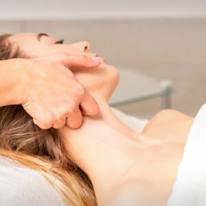 Beautician,Making,Lymphatic,Drainage,Face,Massage,Or,Facelifting,Massage,At